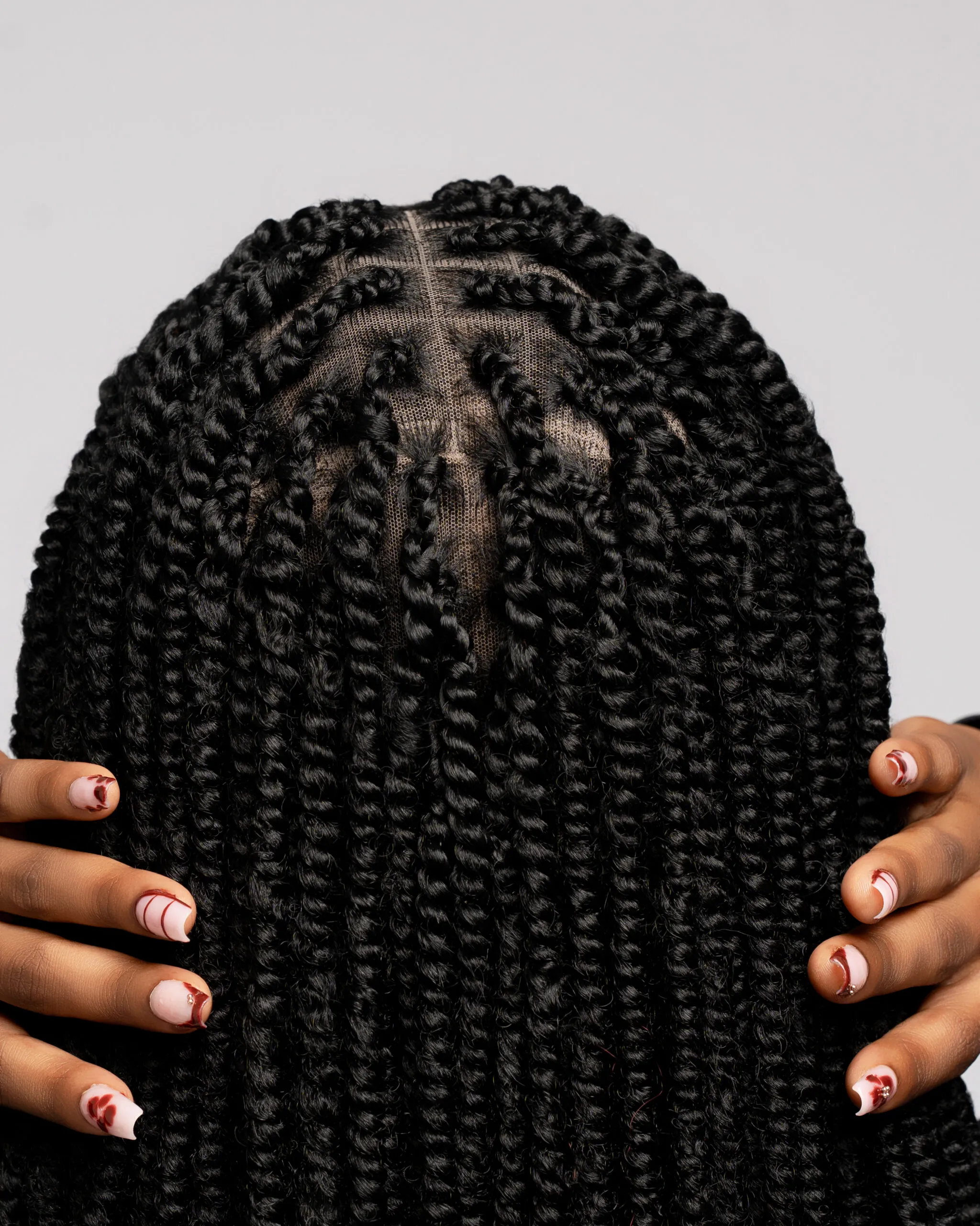 Nattes Collées Noires avec Perles Ivoire – Full Lace – Image 3